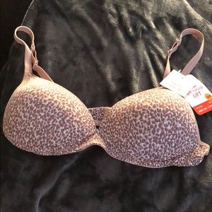 NWT Warner’s wire-free light, natural lift bra
